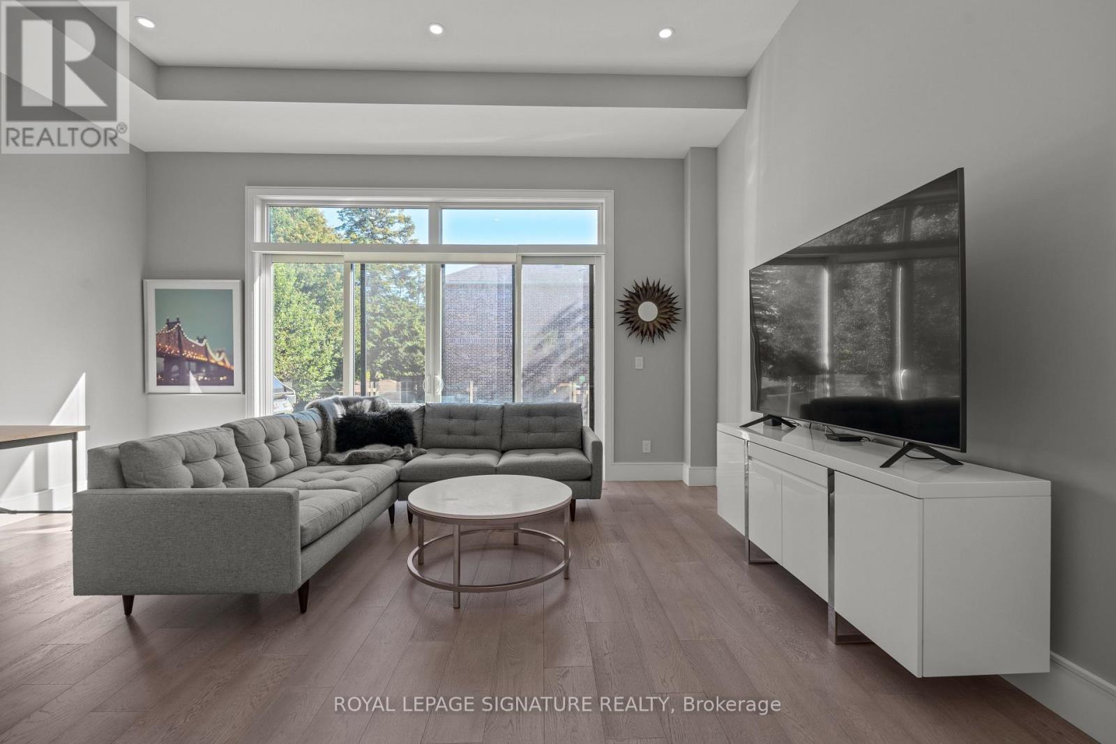 425b Valermo Drive, Toronto, Ontario  M8W 2M2 - Photo 4 - W12501024