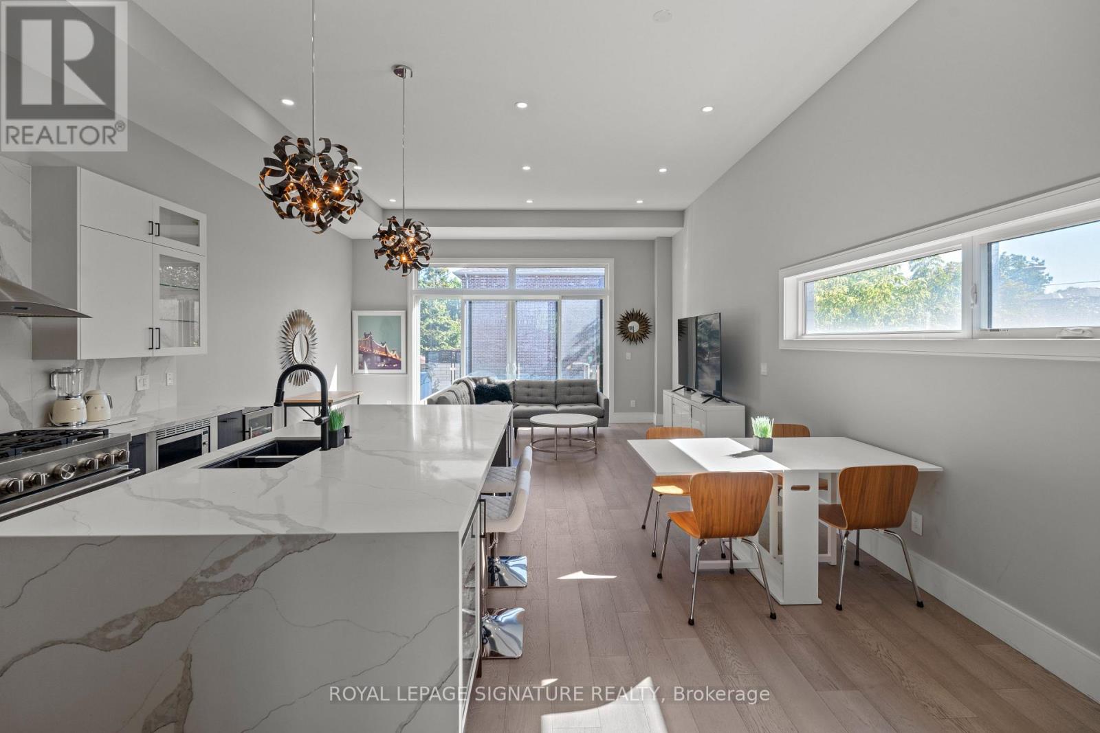 425b Valermo Drive, Toronto, Ontario  M8W 2M2 - Photo 7 - W12501024