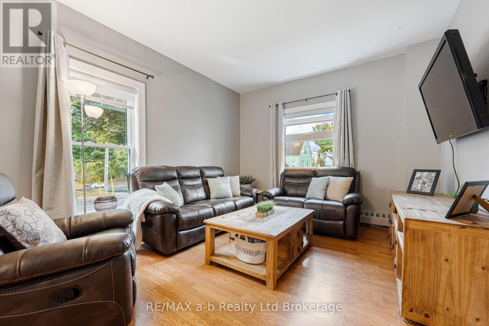 31 Concession Street W, Tillsonburg, Ontario  N4G 1R4 - Photo 2 - X12479493