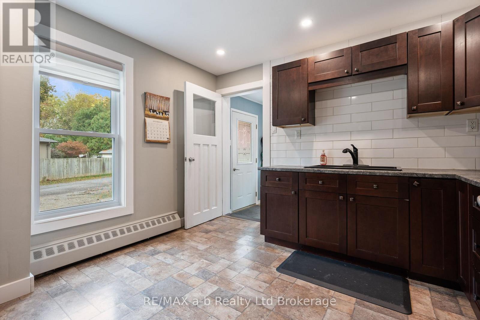 31 Concession Street W, Tillsonburg, Ontario  N4G 1R4 - Photo 7 - X12479493