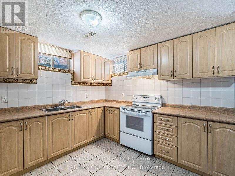 87 Buick Boulevard, Brampton, Ontario  L7A 3B7 - Photo 6 - W12501072