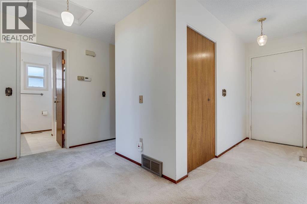 4620 31 Avenue Ne, Calgary, Alberta  T1Y 1G9 - Photo 3 - A2267056