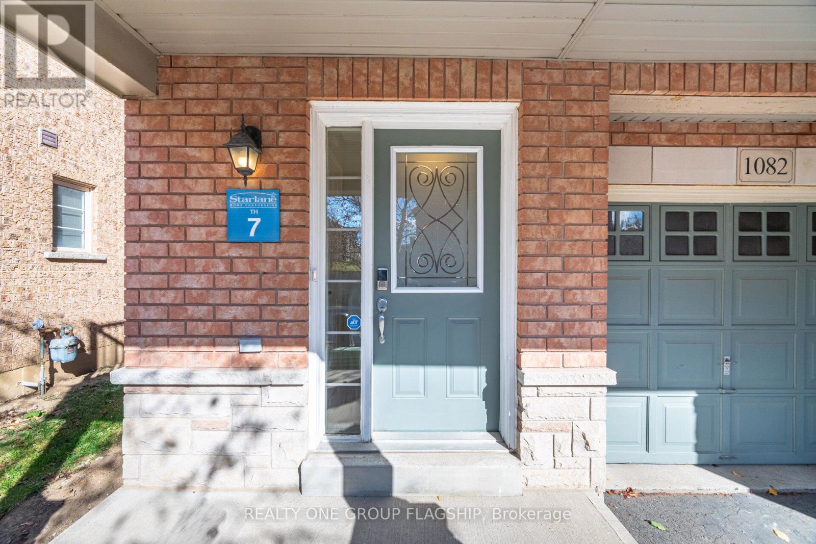 1082 Felicity Crescent, Mississauga, Ontario  L5V 0B2 - Photo 4 - W12501122