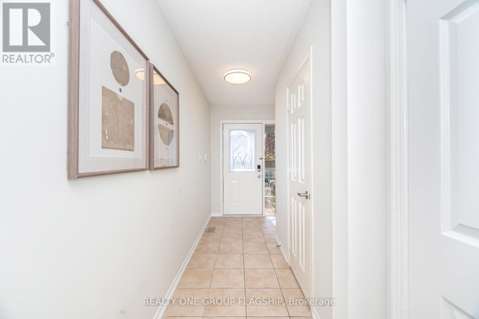 1082 Felicity Crescent, Mississauga, Ontario  L5V 0B2 - Photo 5 - W12501122