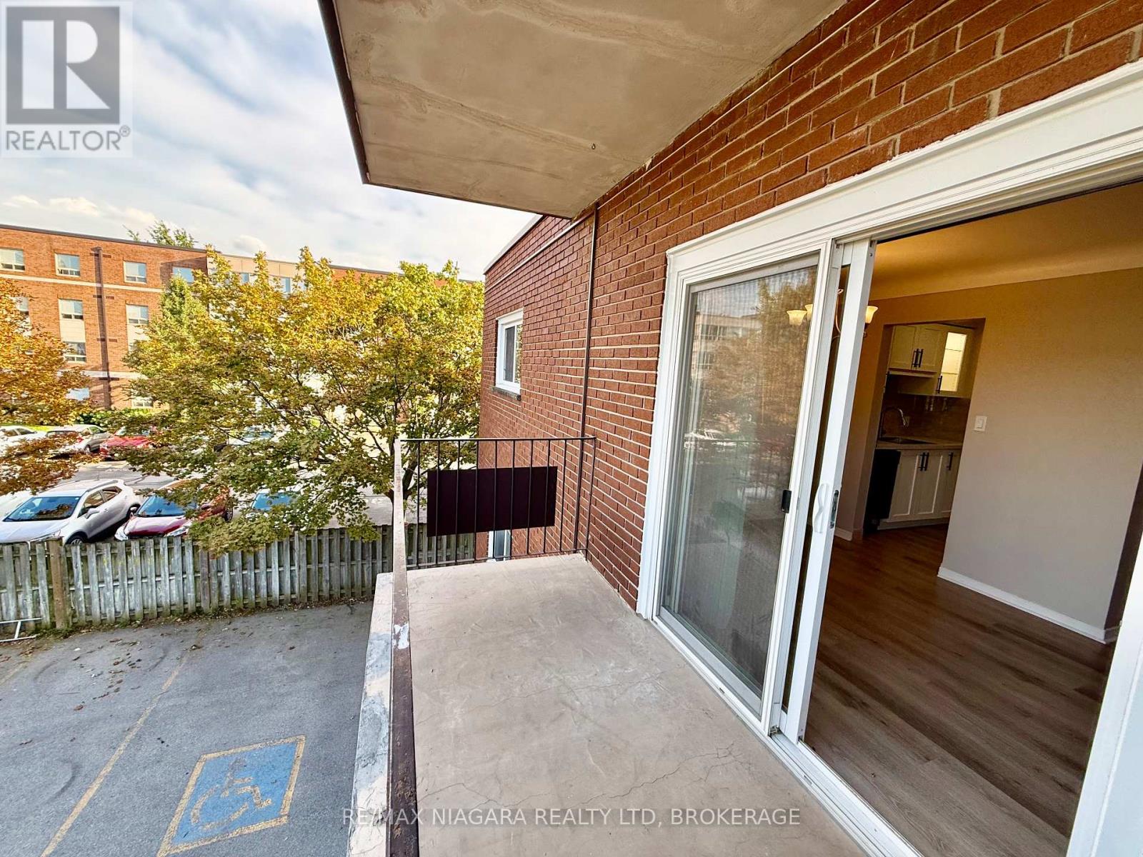 8 - 286 Vine Street, St. Catharines, Ontario  L2M 4T3 - Photo 33 - X12261205