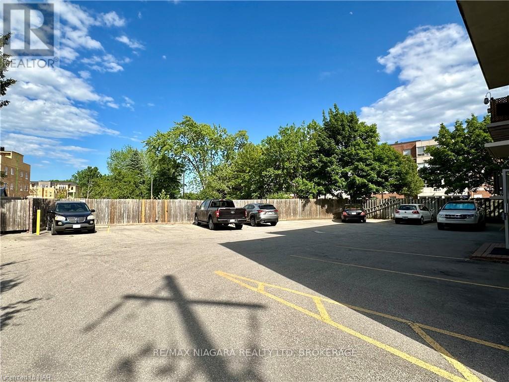 8 - 286 Vine Street, St. Catharines, Ontario  L2M 4T3 - Photo 37 - X12261205