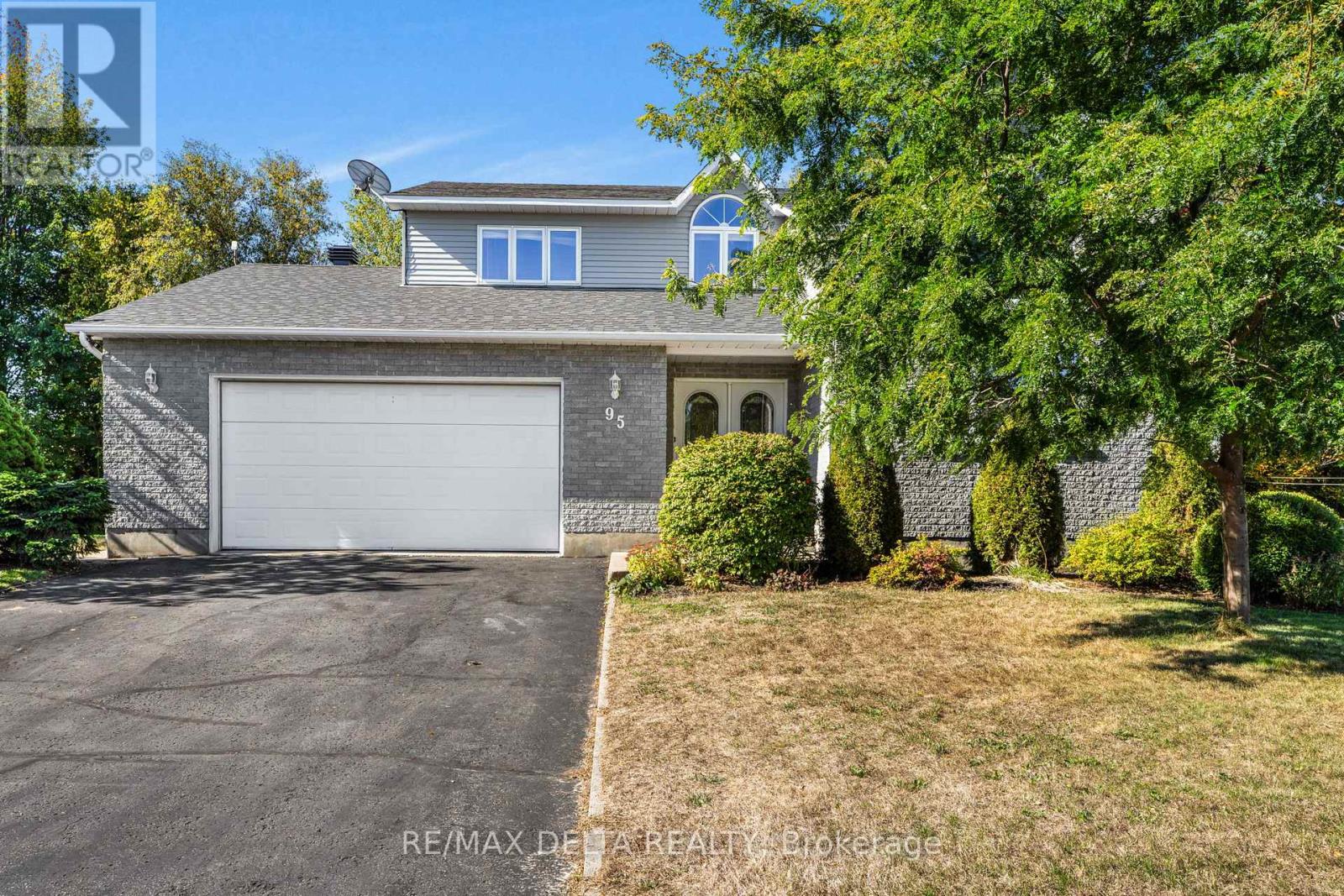 95 Lalande Crescent, Alfred And Plantagenet, Ontario  K0B 1L0 - Photo 2 - X12501144
