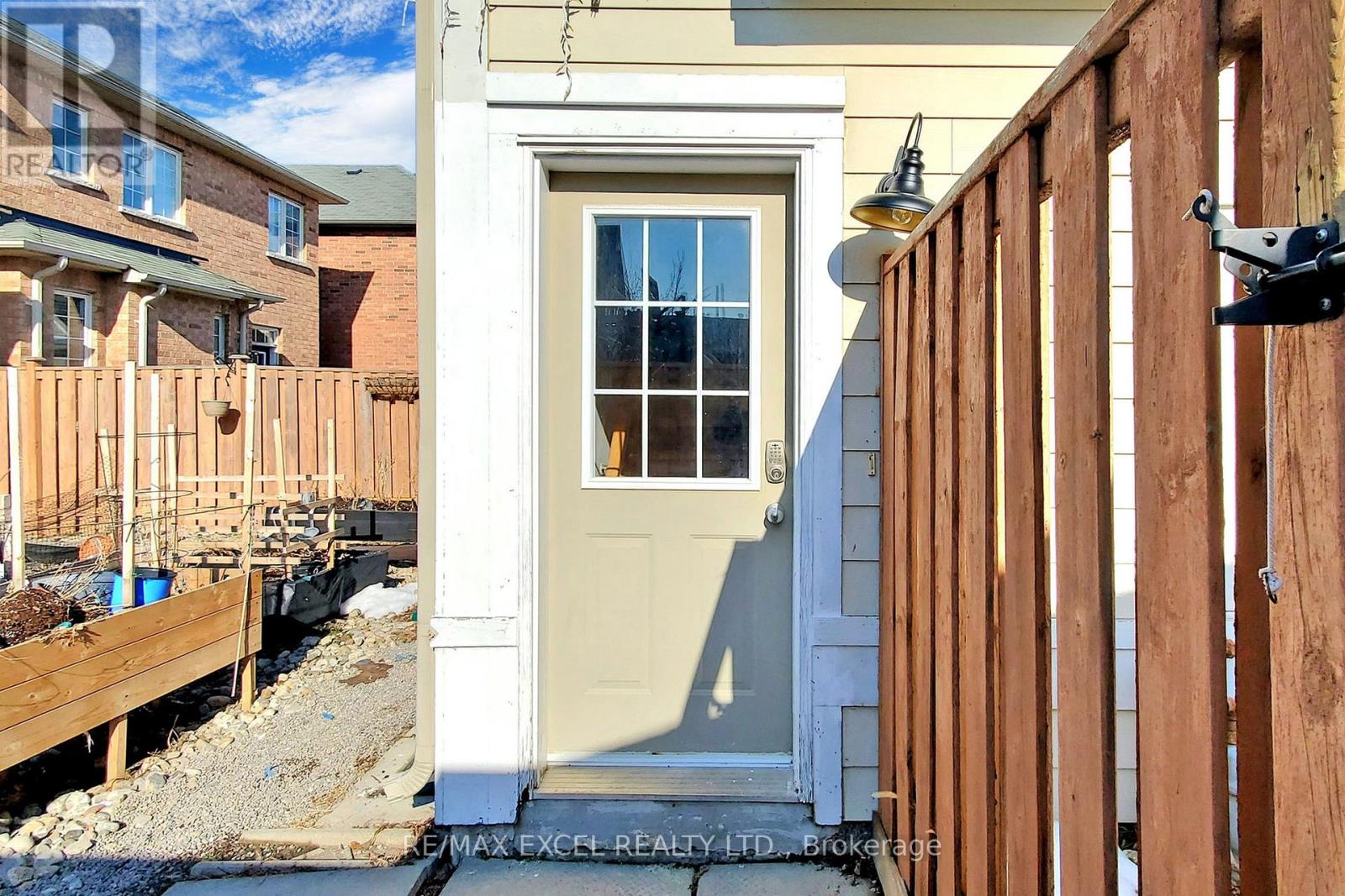 Coach - 525 Country Glen Road, Markham, Ontario  L6B 1H4 - Photo 2 - N12501162