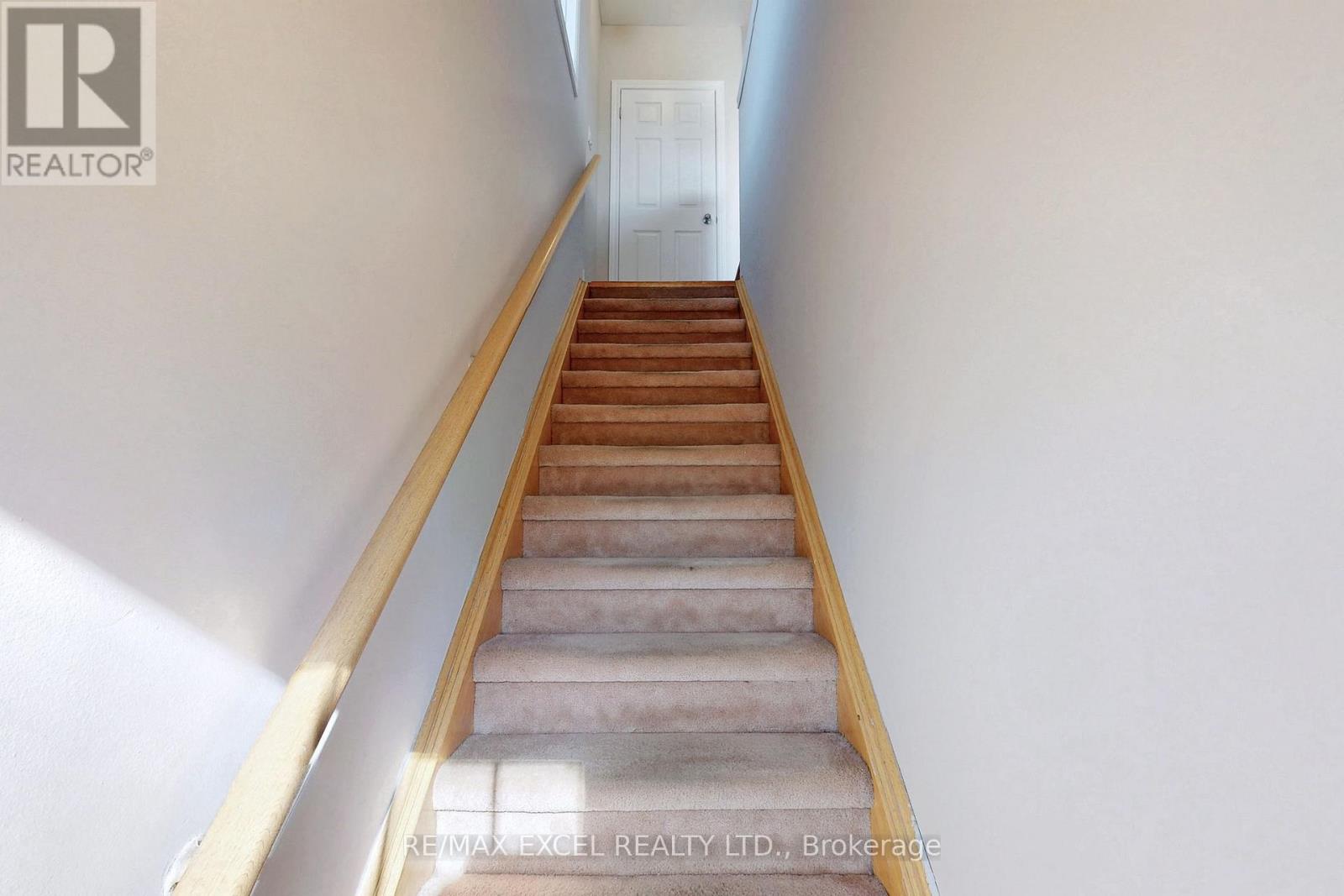 Coach - 525 Country Glen Road, Markham, Ontario  L6B 1H4 - Photo 3 - N12501162