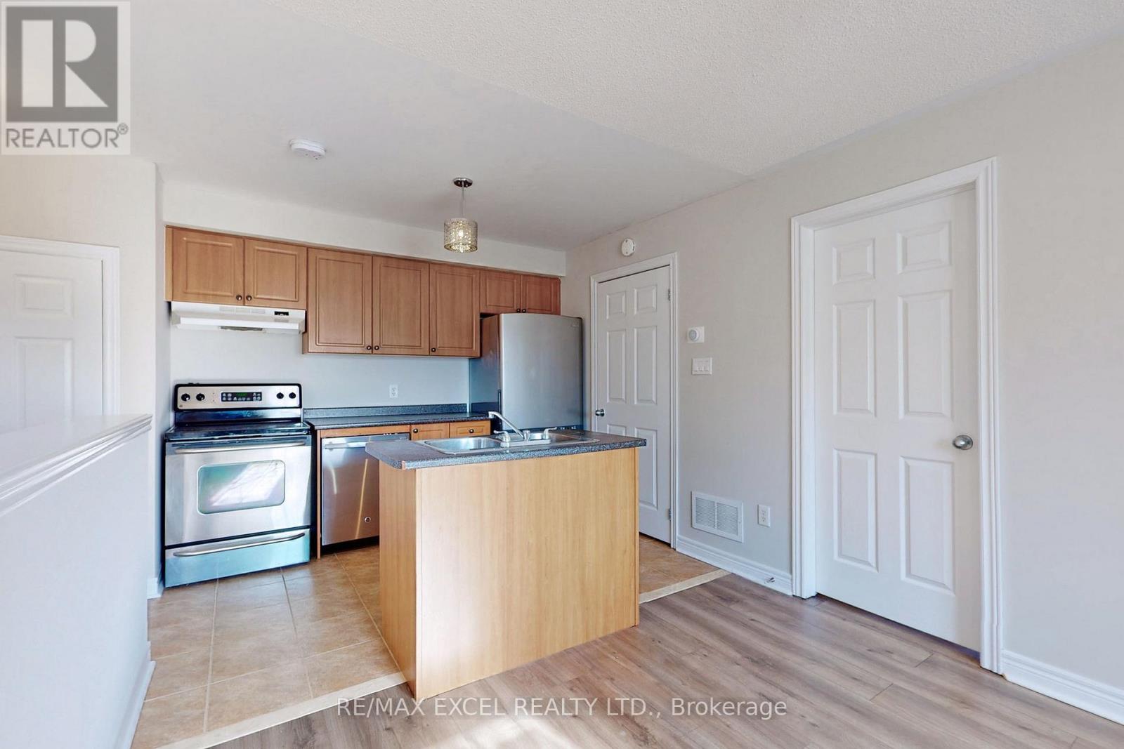 Coach - 525 Country Glen Road, Markham, Ontario  L6B 1H4 - Photo 5 - N12501162