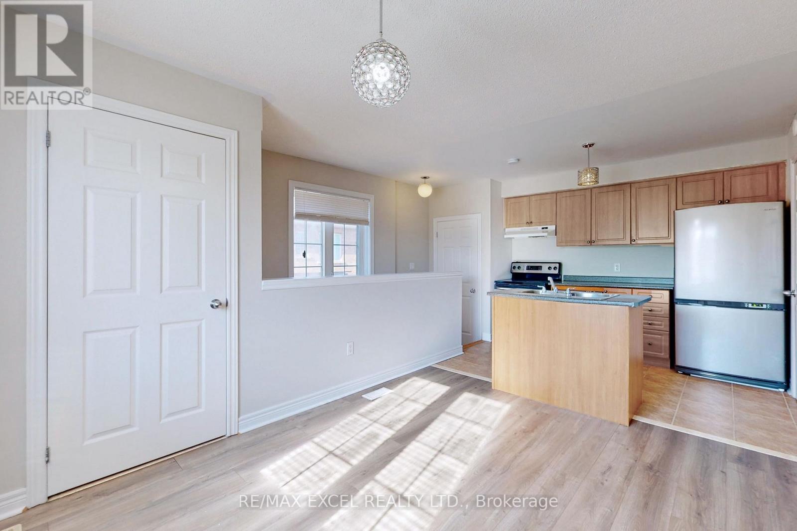 Coach - 525 Country Glen Road, Markham, Ontario  L6B 1H4 - Photo 6 - N12501162