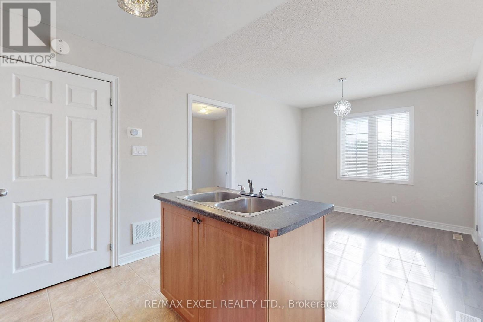 Coach - 525 Country Glen Road, Markham, Ontario  L6B 1H4 - Photo 8 - N12501162