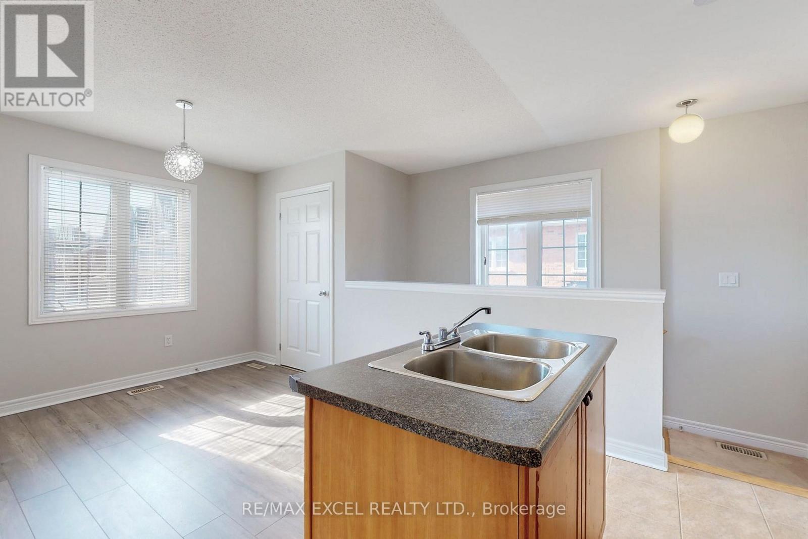 Coach - 525 Country Glen Road, Markham, Ontario  L6B 1H4 - Photo 9 - N12501162