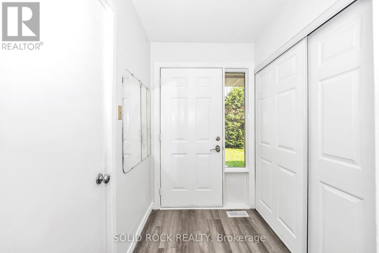 348 Monica Crescent, Ottawa, Ontario  K1E 3N5 - Photo 3 - X12501186