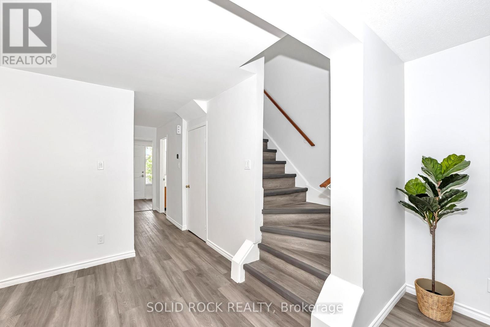 348 Monica Crescent, Ottawa, Ontario  K1E 3N5 - Photo 4 - X12501186