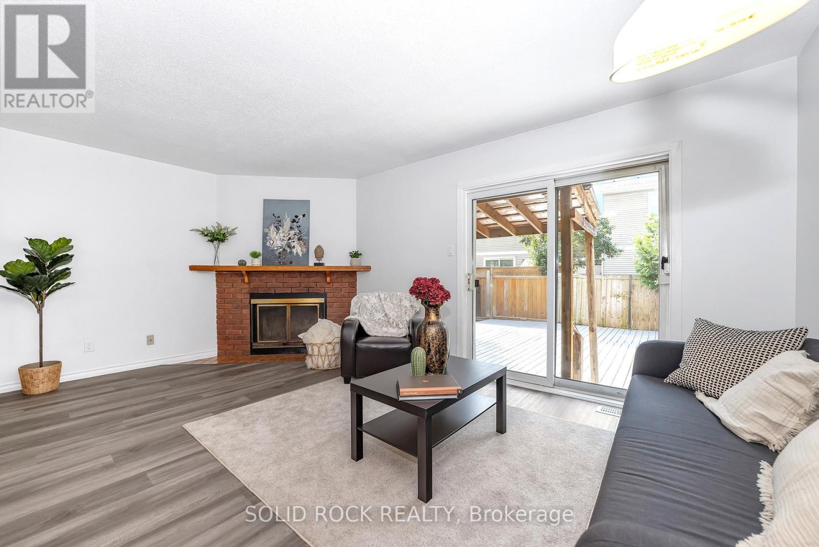 348 Monica Crescent, Ottawa, Ontario  K1E 3N5 - Photo 6 - X12501186