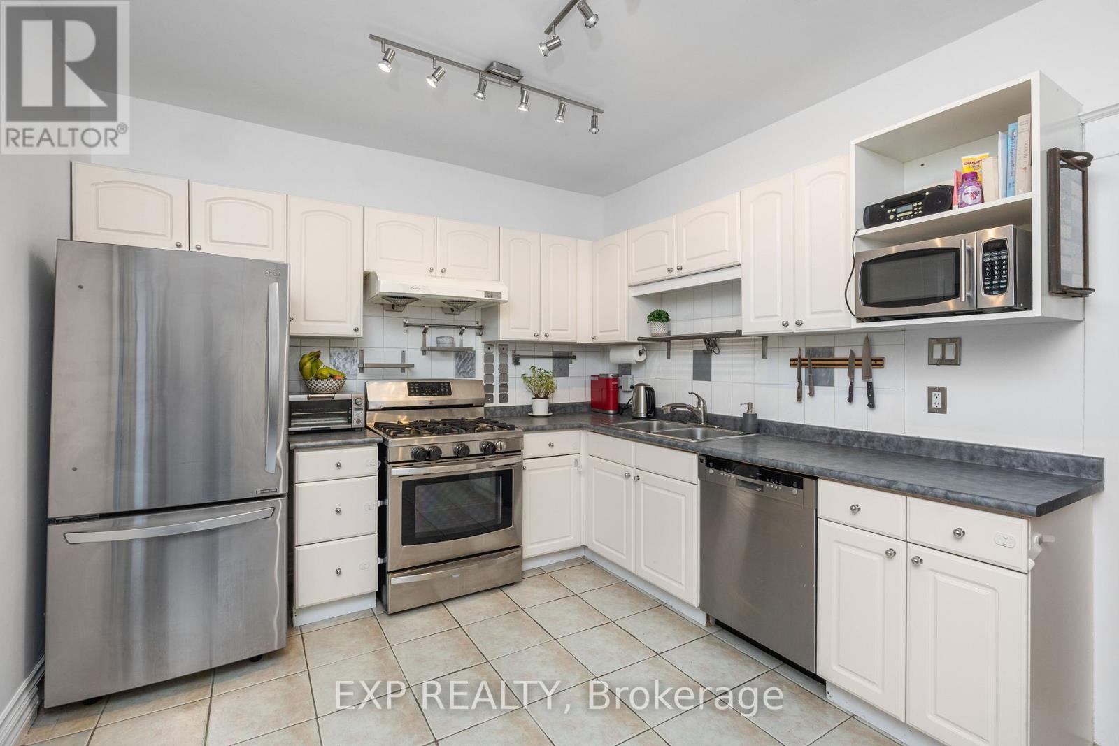 8 Bertmount Avenue, Toronto, Ontario  M4M 2X9 - Photo 10 - E12501188