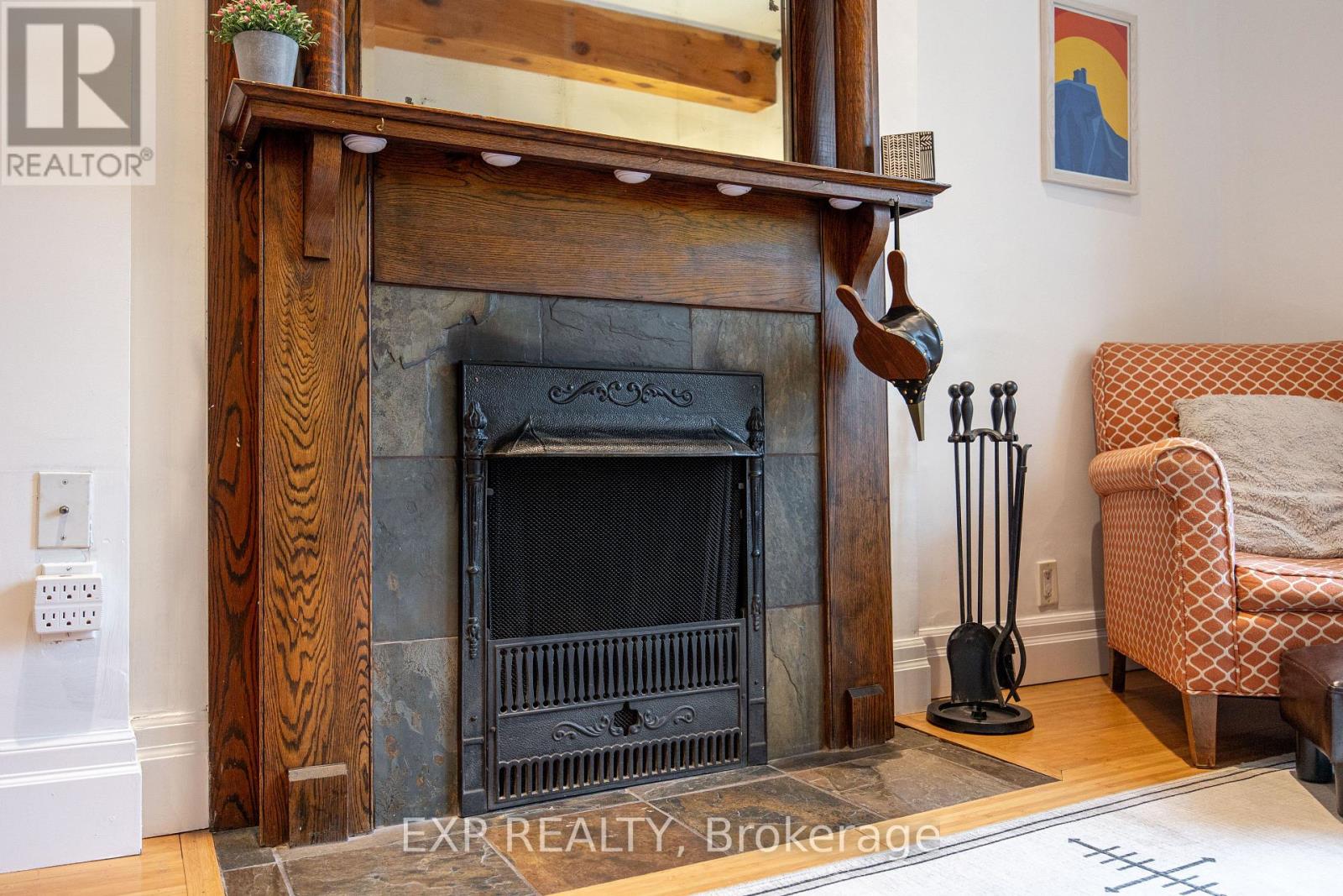 8 Bertmount Avenue, Toronto, Ontario  M4M 2X9 - Photo 5 - E12501188