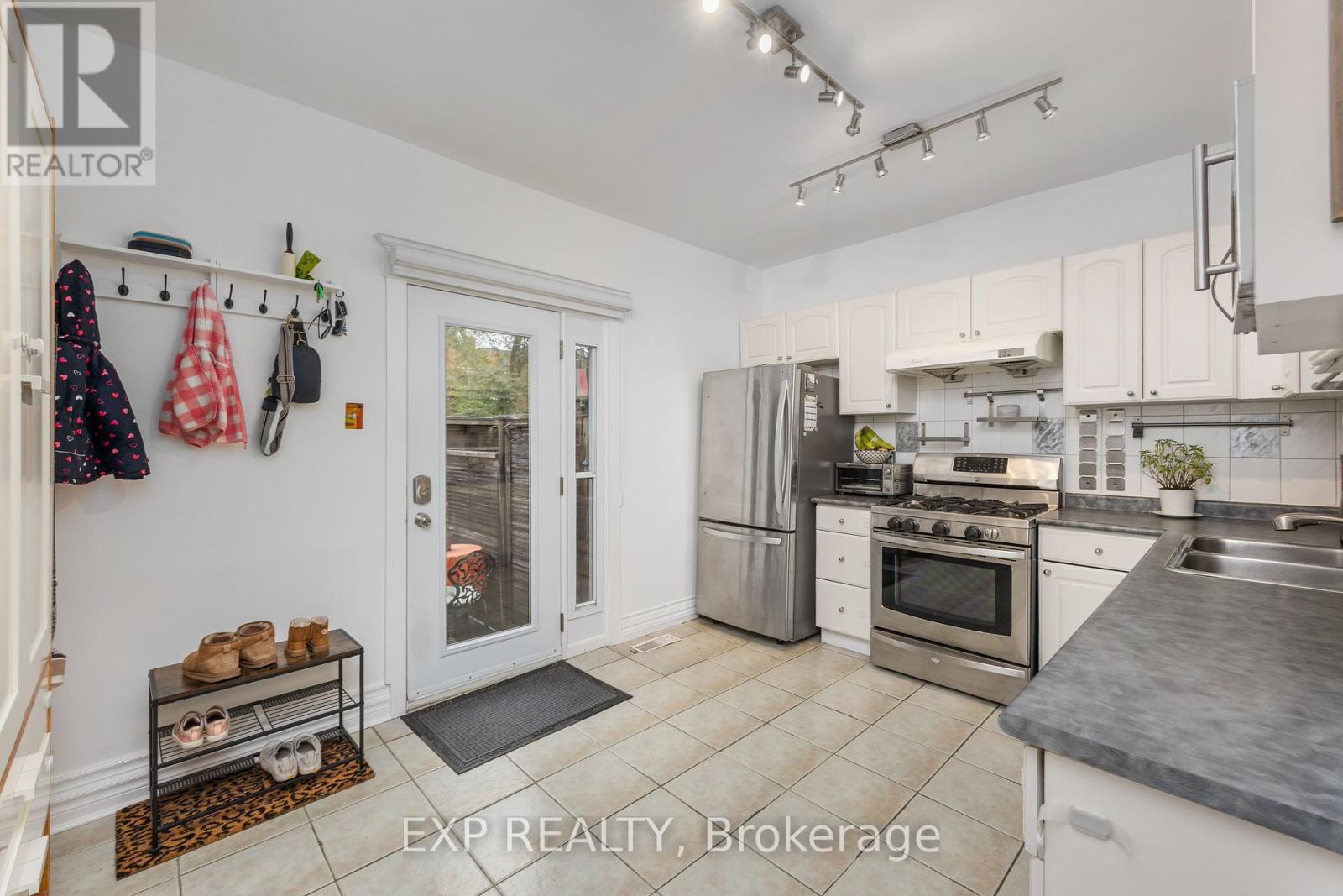 8 Bertmount Avenue, Toronto, Ontario  M4M 2X9 - Photo 9 - E12501188