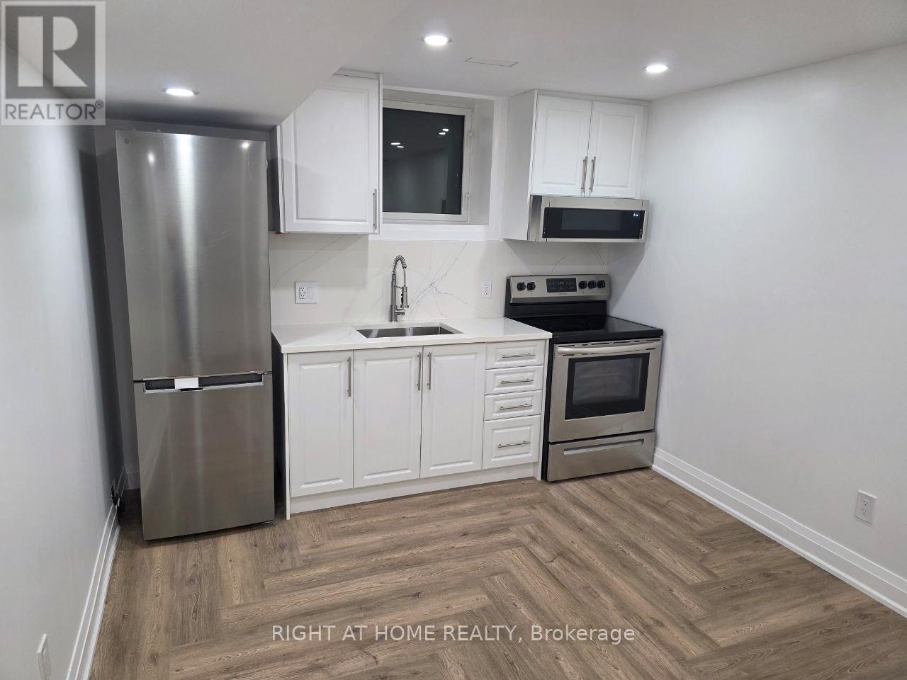 1 Huron Court, Aurora, Ontario  L4G 2X7 - Photo 3 - N12501216