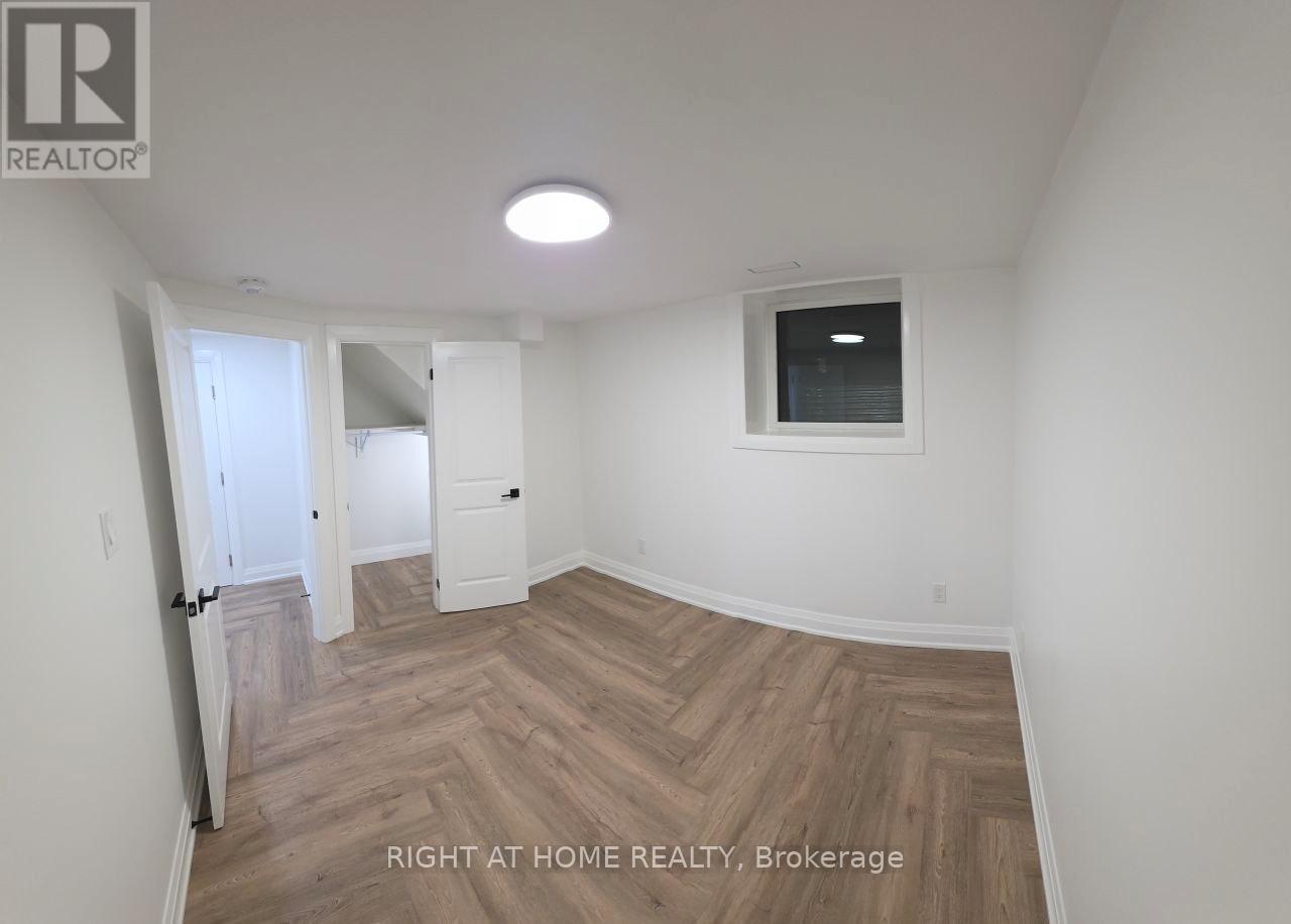 1 Huron Court, Aurora, Ontario  L4G 2X7 - Photo 4 - N12501216