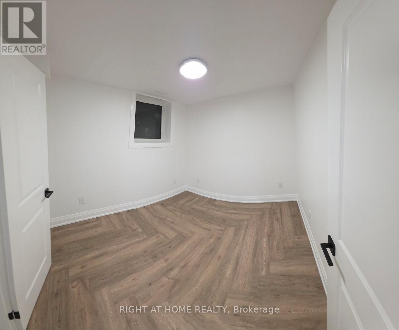 1 Huron Court, Aurora, Ontario  L4G 2X7 - Photo 5 - N12501216