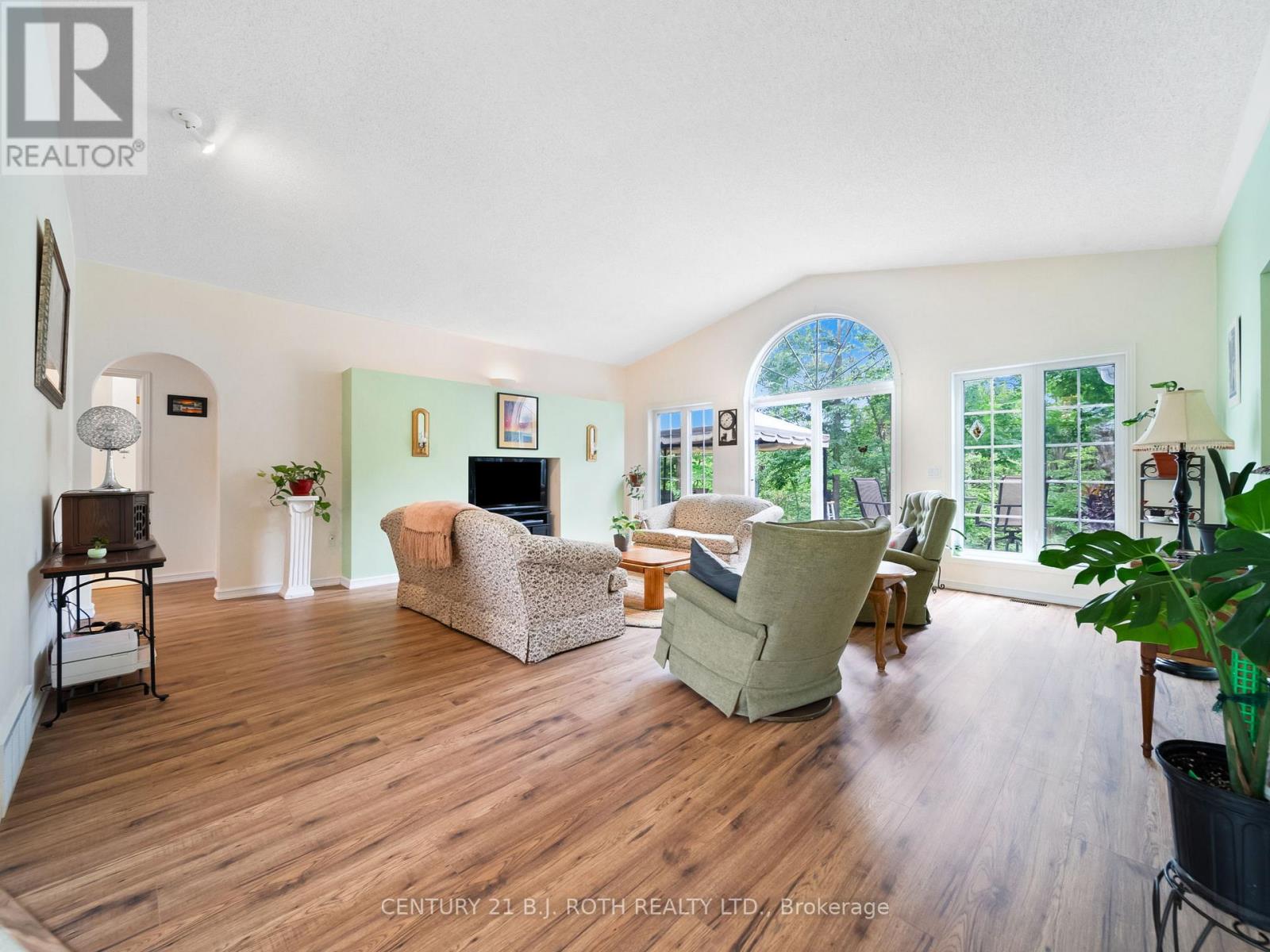 4 Beechwood Crescent, Oro-Medonte, Ontario  L0L 1T0 - Photo 3 - S12501198