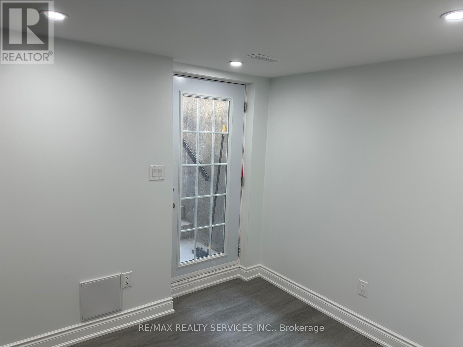 Unit 2 - 6903 Cumberland Court, Niagara Falls, Ontario  L2H 2R7 - Photo 2 - X12501208