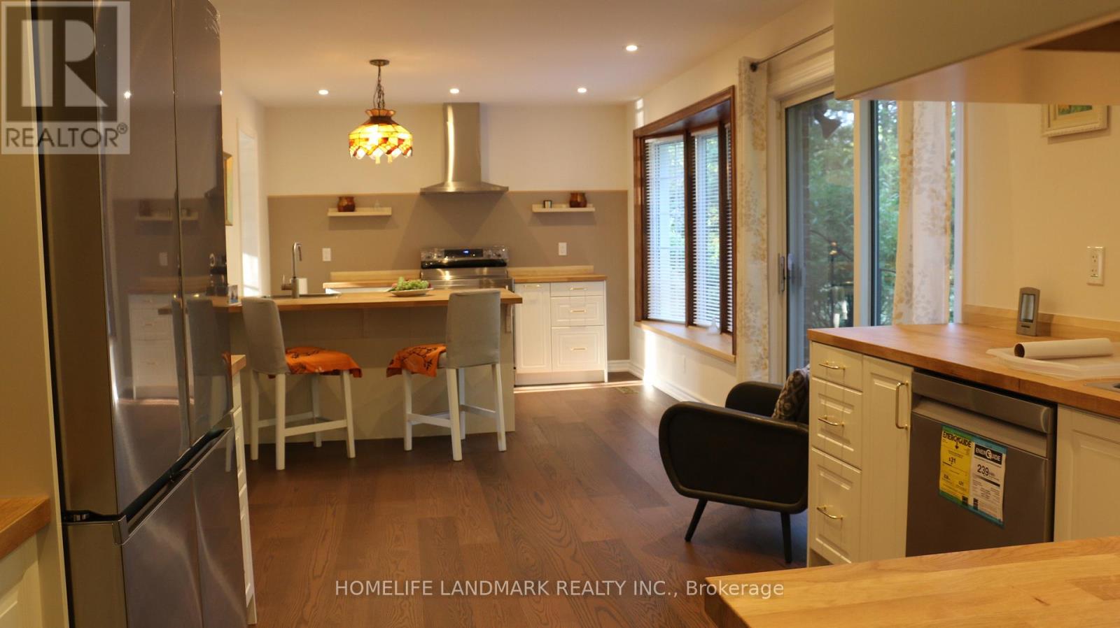 1564 Atrium Court, Mississauga, Ontario  L5H 2B8 - Photo 2 - W12501228