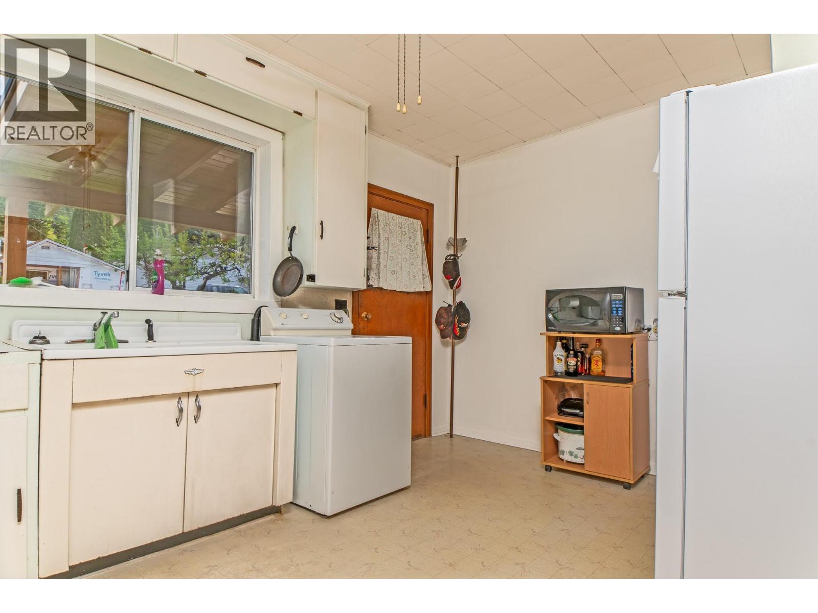 1610 Eastman Avenue, Riondel, British Columbia  V0B 2B0 - Photo 12 - 10359991