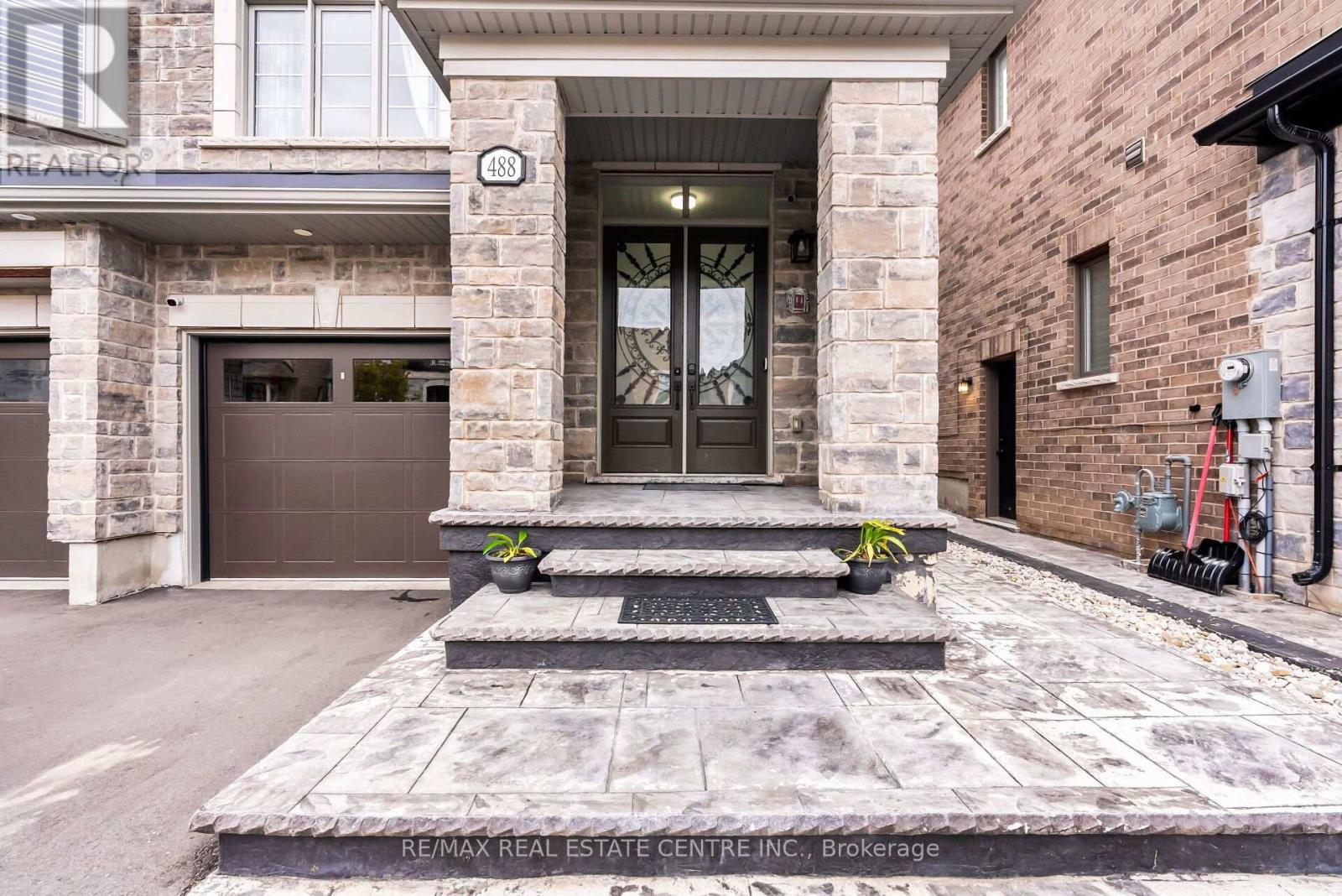 488 Parent Place Street, Milton, Ontario  L9E 1L4 - Photo 2 - W12501038