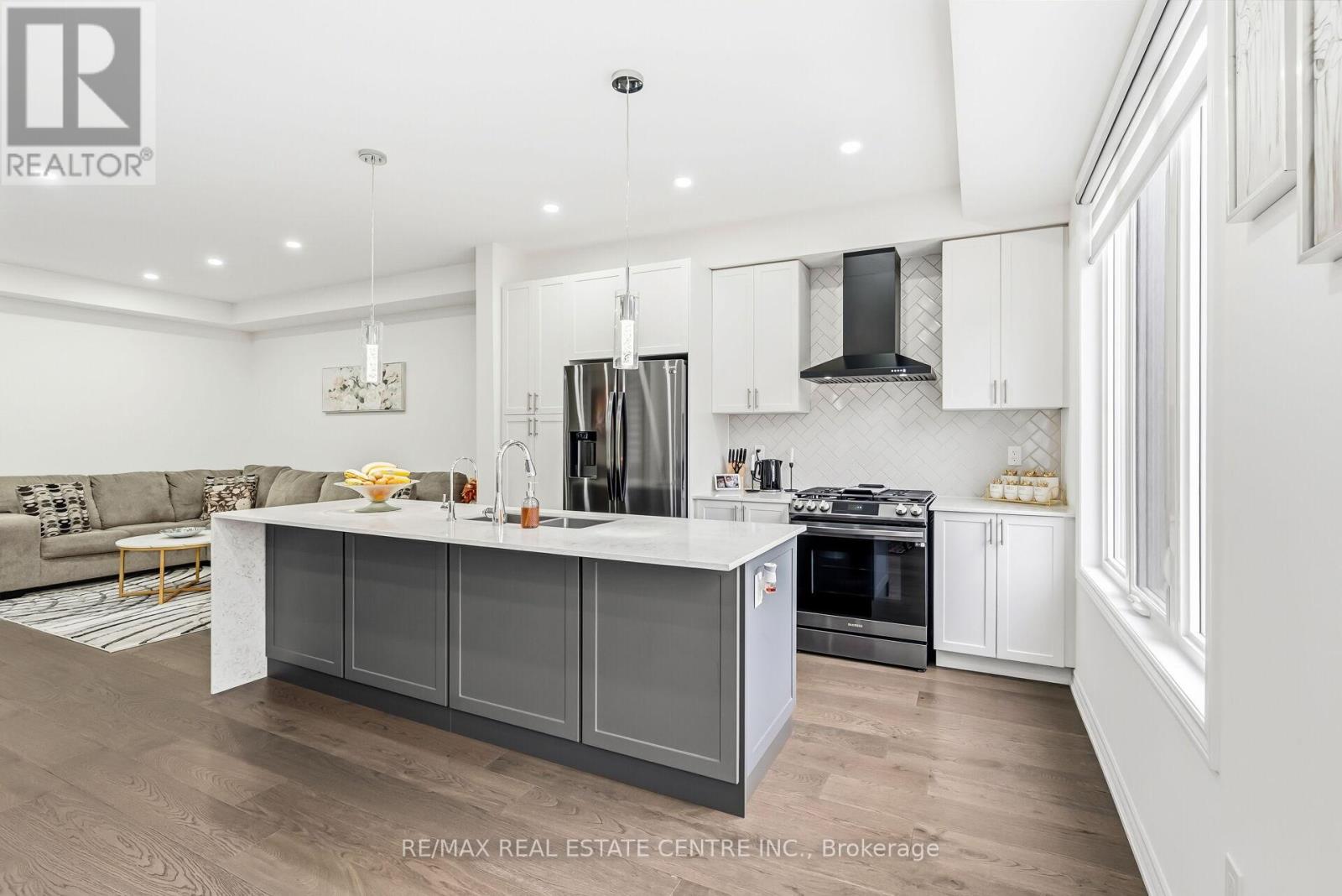 488 Parent Place Street, Milton, Ontario  L9E 1L4 - Photo 3 - W12501038