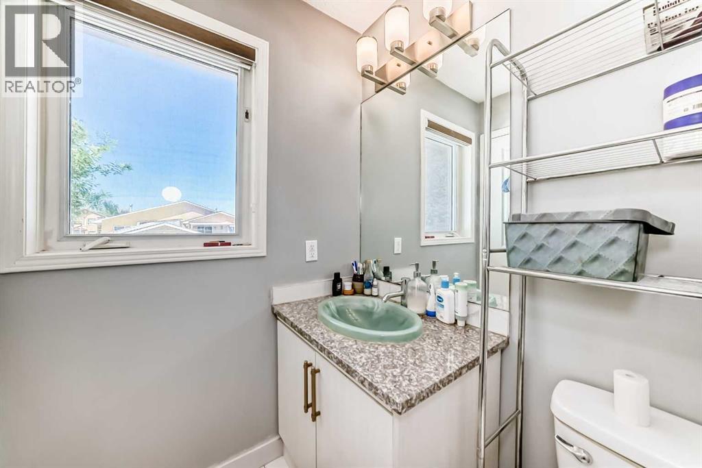 52 Martinglen Place Ne, Calgary, Alberta  T3J 3J1 - Photo 13 - A2256502
