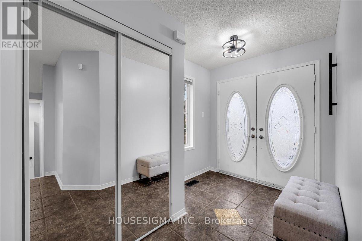 39 Weather Vane Lane, Brampton, Ontario  L6X 4R4 - Photo 5 - W12501286