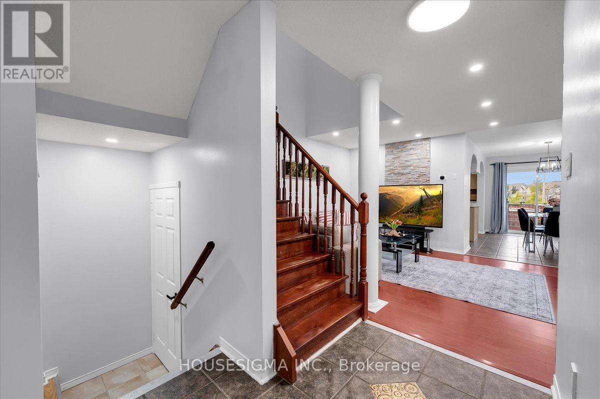 39 Weather Vane Lane, Brampton, Ontario  L6X 4R4 - Photo 7 - W12501286