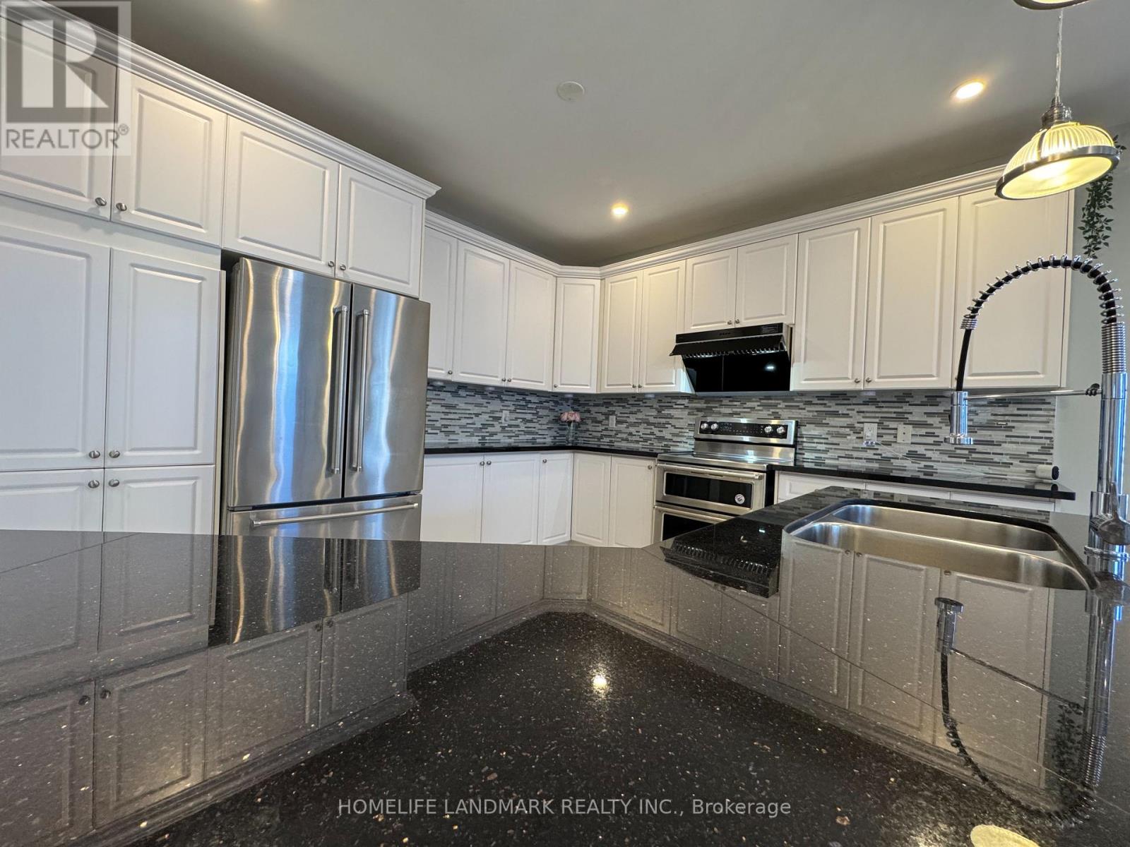 13 Woodway Lane, Markham, Ontario  L6B 0N4 - Photo 7 - N12501304