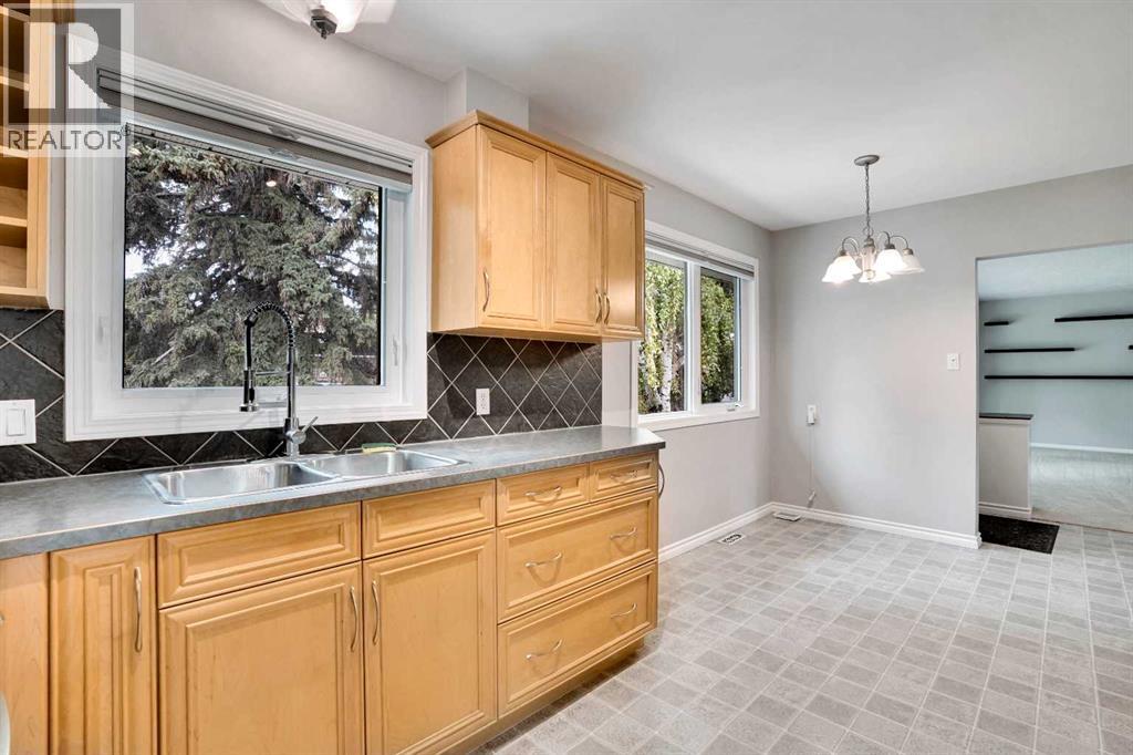 88 Westwood Drive Sw, Calgary, Alberta  T3C 2V7 - Photo 11 - A2257438