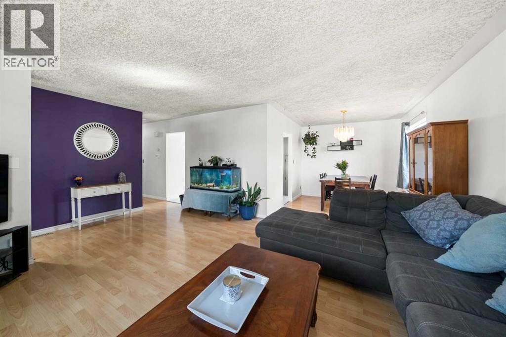 102 Marbrooke Circle Ne, Calgary, Alberta T2A 2W6 - Photo 4 - A2251892