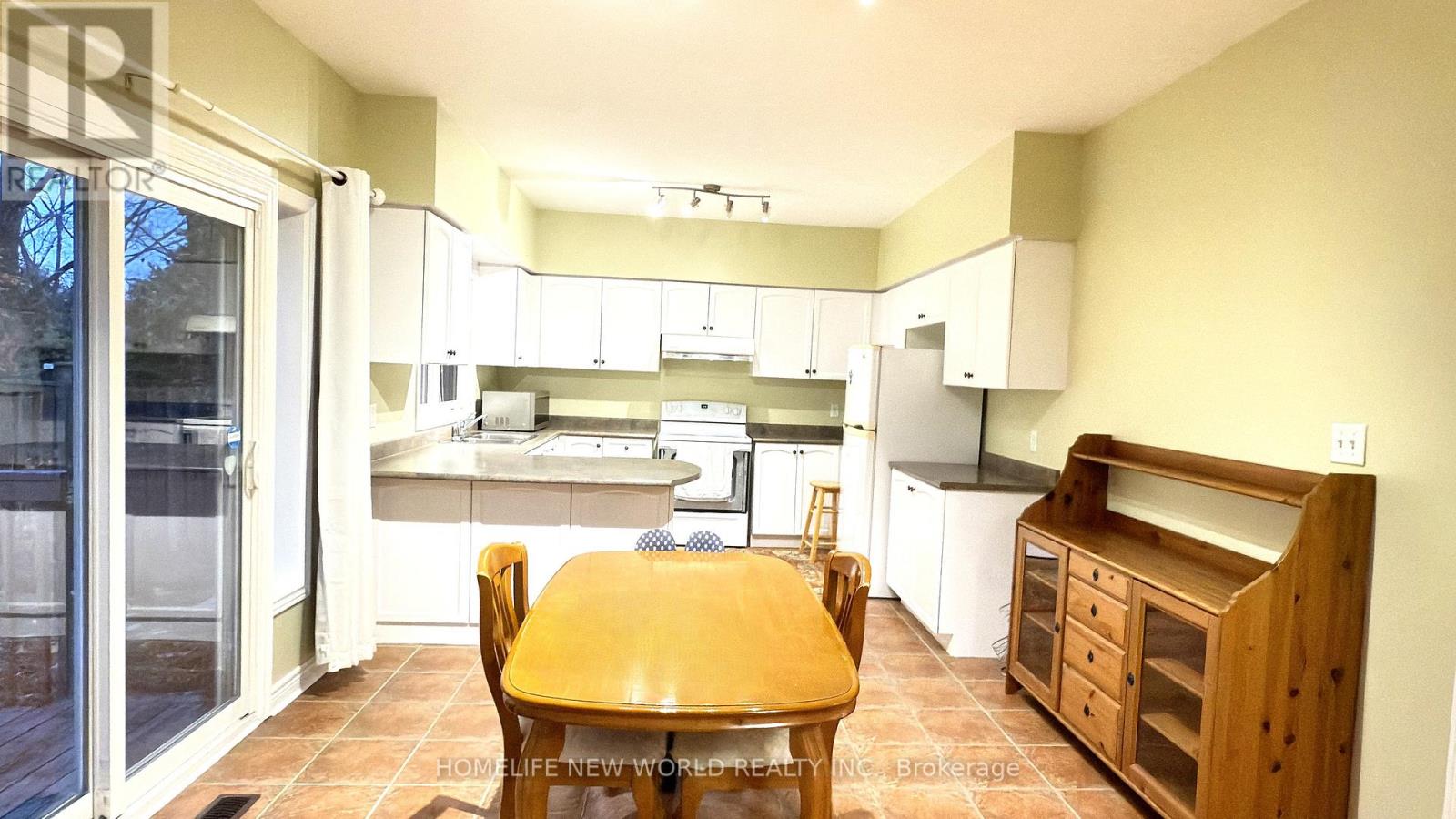 88 Gracedale Drive, Richmond Hill, Ontario  L4C 0S8 - Photo 10 - N12501354