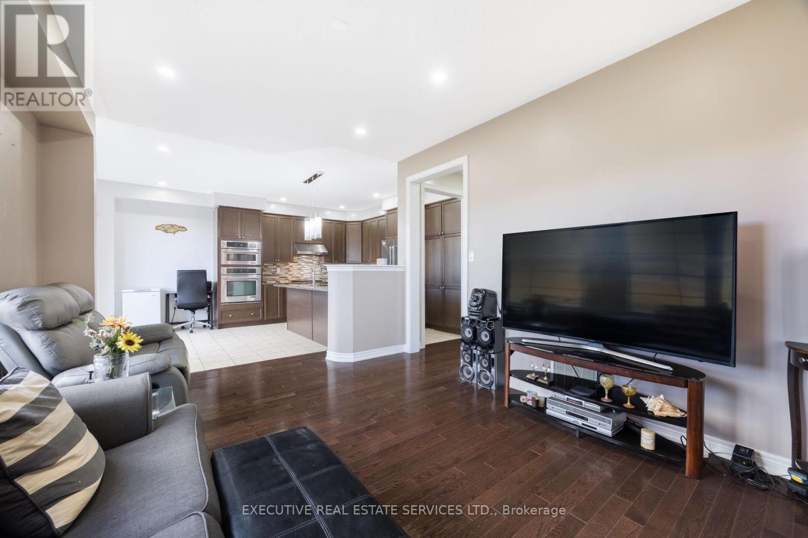 37 Ross Drive, Brampton, Ontario  L6R 3S7 - Photo 13 - W12501326