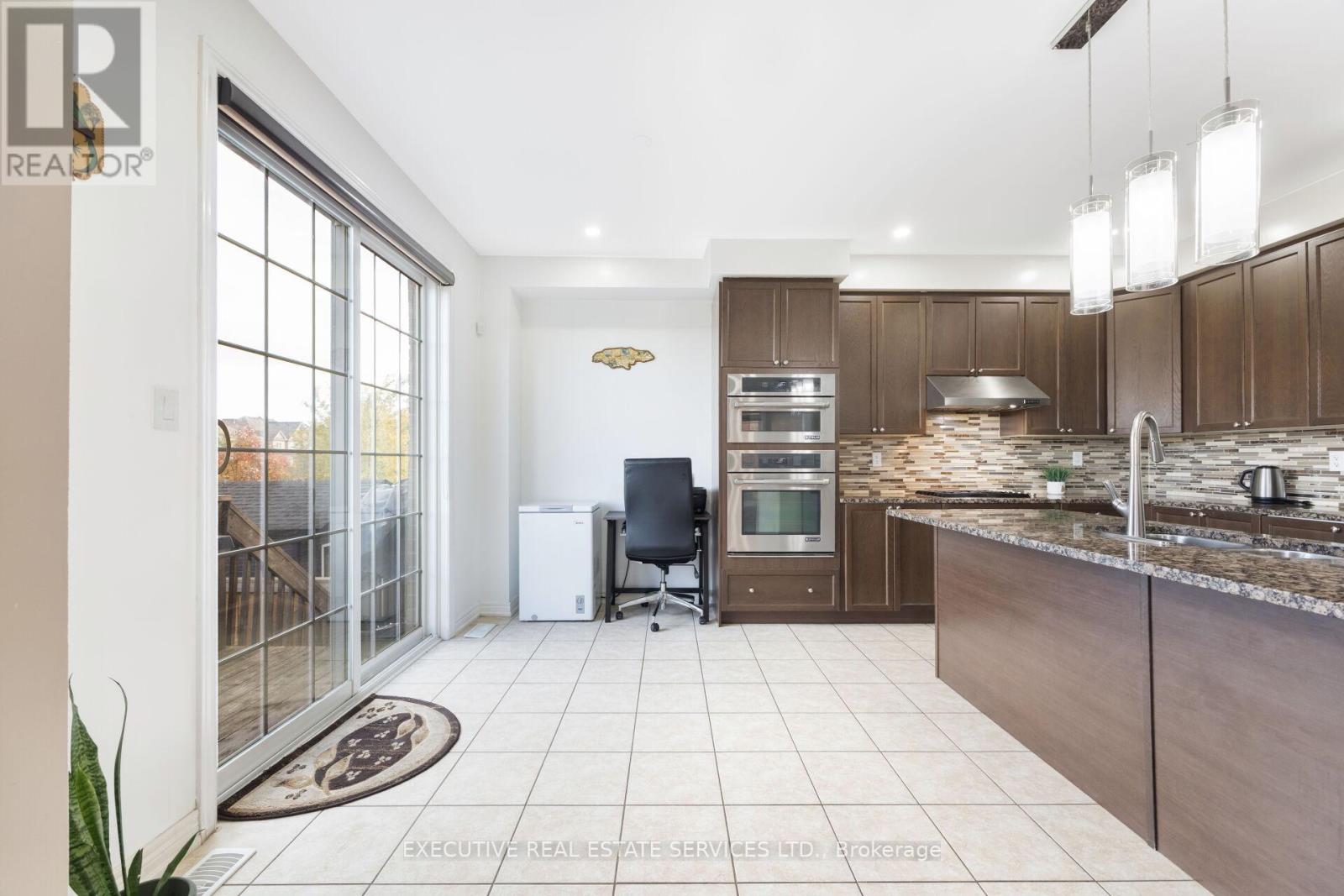 37 Ross Drive, Brampton, Ontario  L6R 3S7 - Photo 14 - W12501326