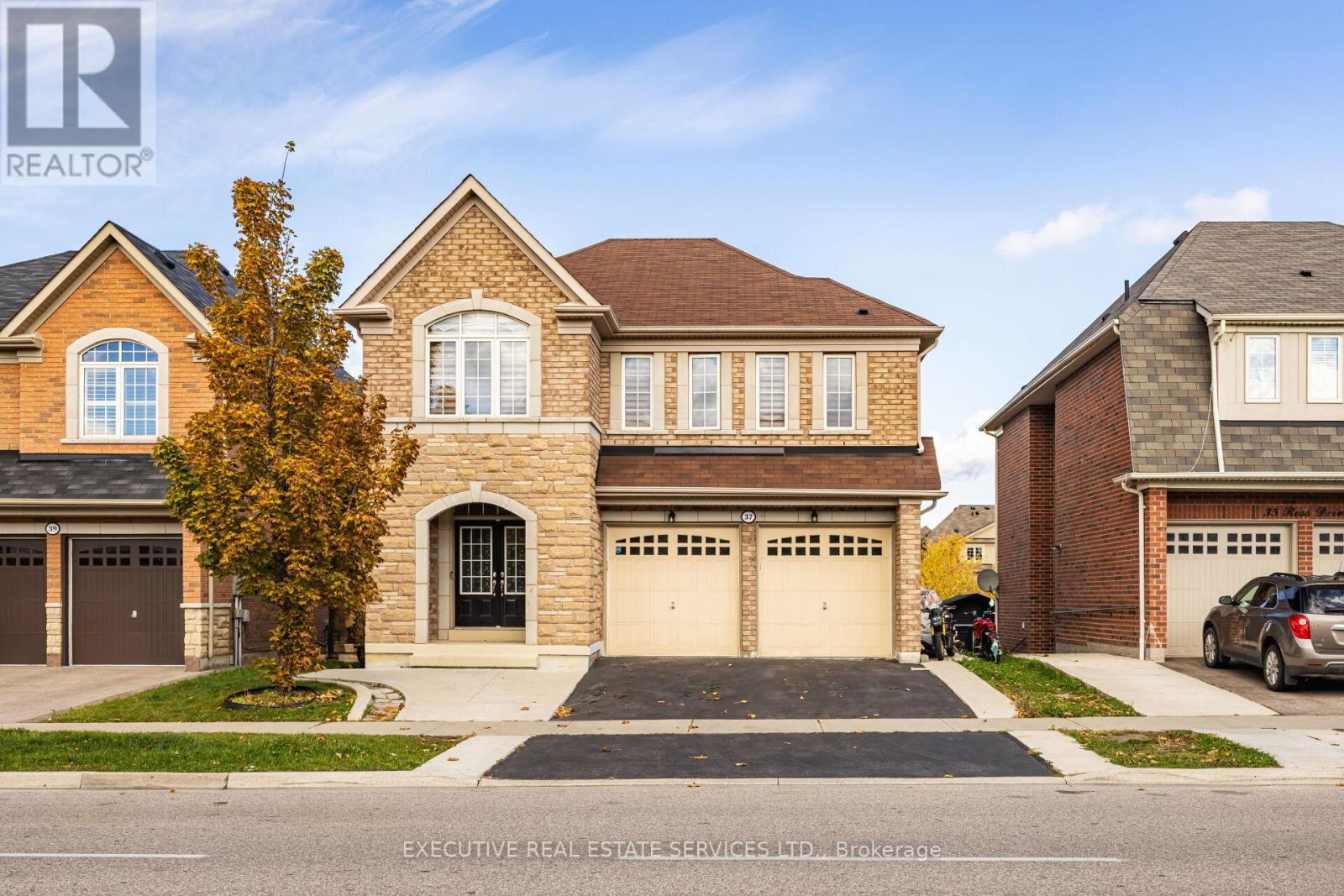 37 Ross Drive, Brampton, Ontario  L6R 3S7 - Photo 2 - W12501326