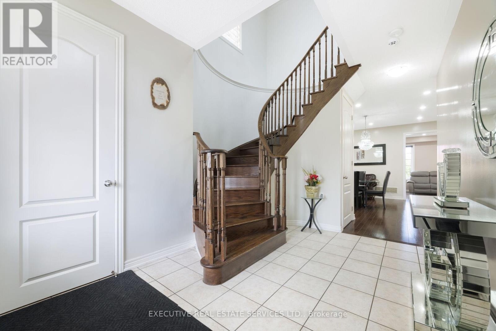 37 Ross Drive, Brampton, Ontario  L6R 3S7 - Photo 6 - W12501326