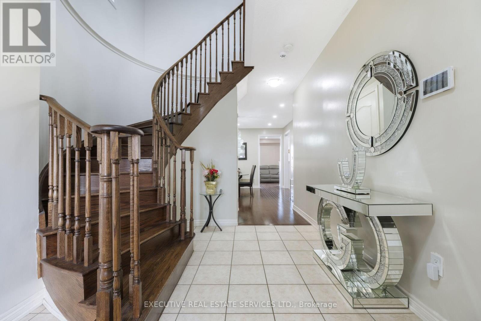 37 Ross Drive, Brampton, Ontario  L6R 3S7 - Photo 7 - W12501326