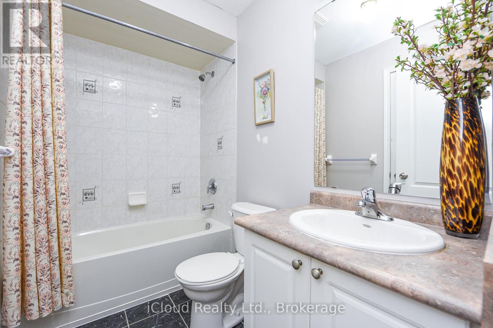 103 Cedar Lake Crescent, Brampton, Ontario  L6Y 0R1 - Photo 5 - W12501358