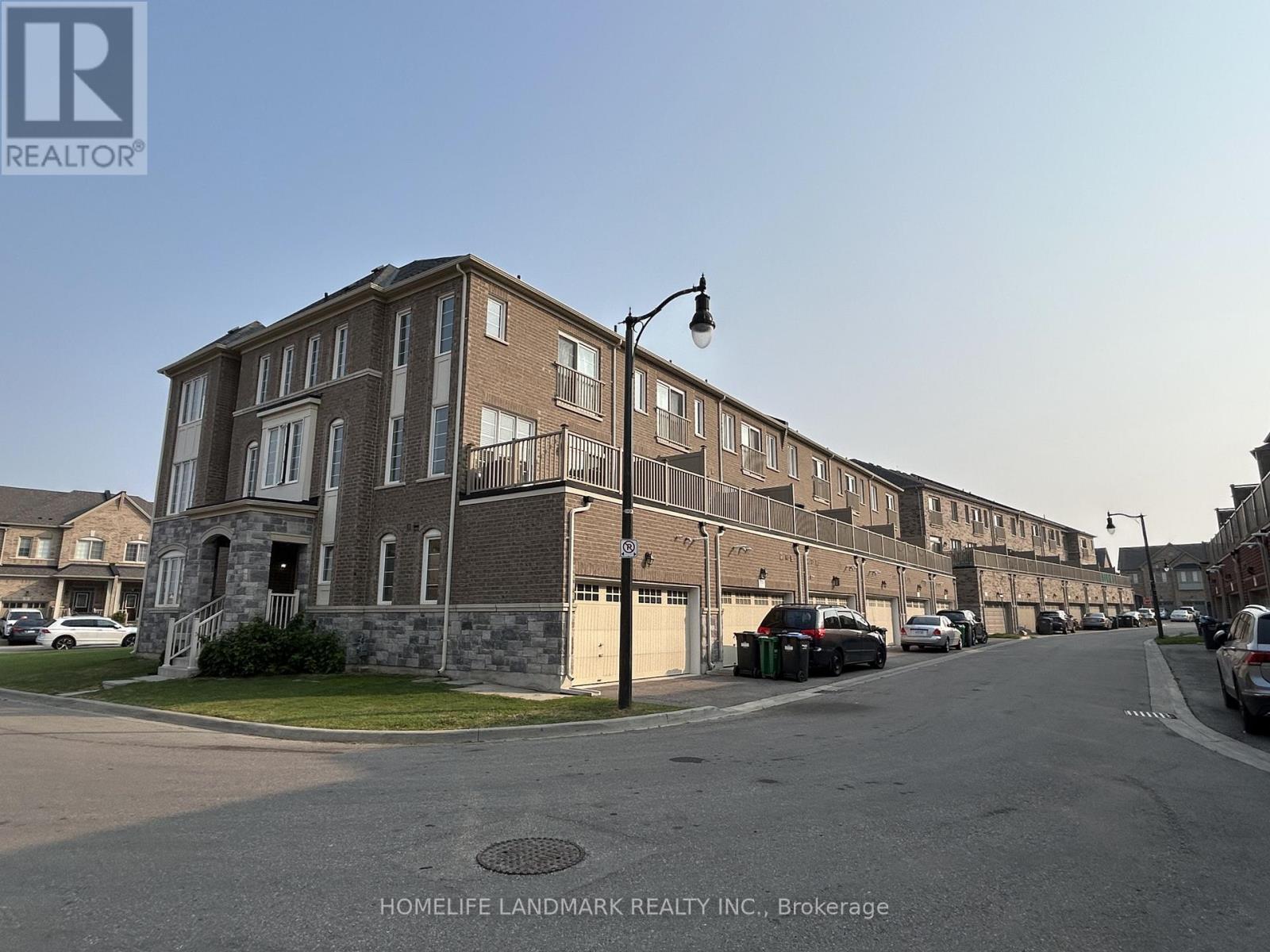 3 Temple Manor Road, Brampton, Ontario  L6Y 6C5 - Photo 4 - W12501364