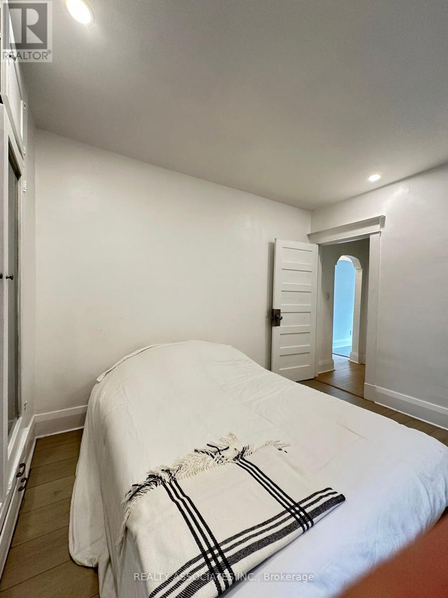 Main - 46 Bartonville Avenue W, Toronto, Ontario  M6M 2B5 - Photo 12 - W12501370