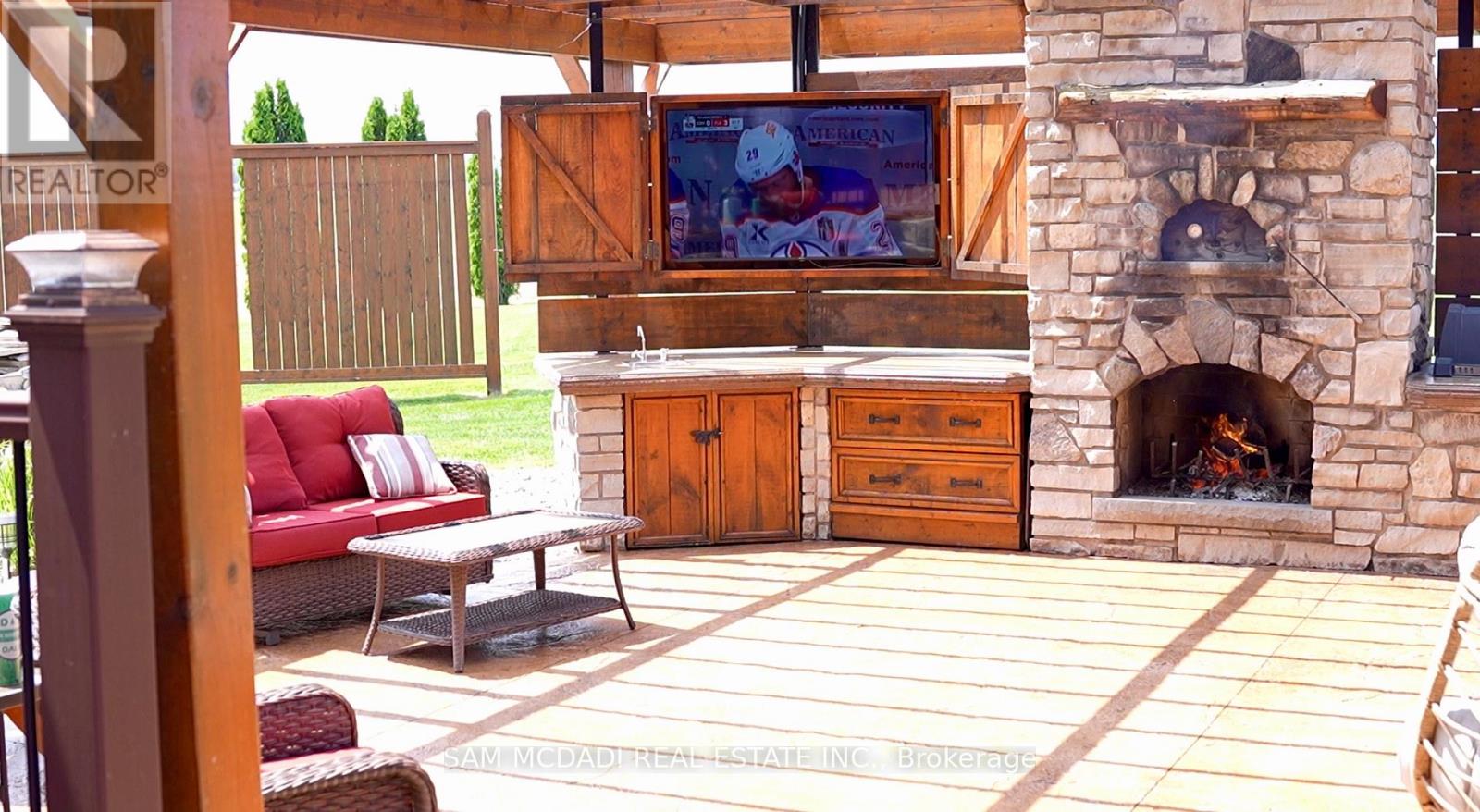 8529 Kinnaird Road, Lambton Shores, Ontario  N0N 1J3 - Photo 10 - X12501352