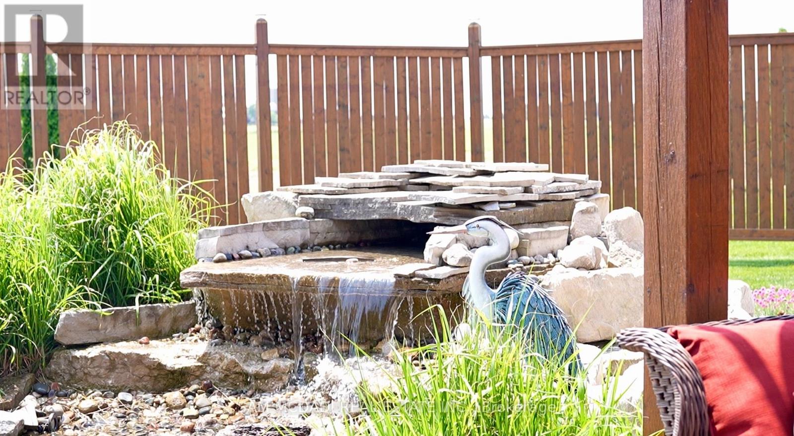 8529 Kinnaird Road, Lambton Shores, Ontario  N0N 1J3 - Photo 14 - X12501352