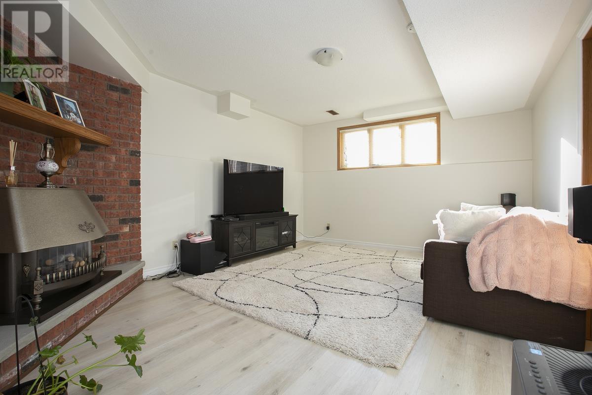 856 Pine St, Sault Ste. Marie, Ontario  P6B 3G3 - Photo 36 - SM253034